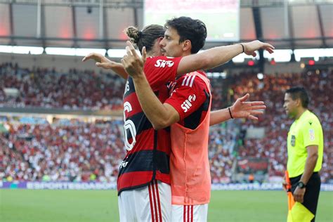 A Gazeta Filipe Luís e Rodrigo Caio são homenageados em última