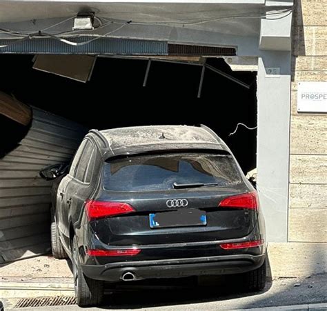 Foto Ariccia Perde Il Controllo Della Sua Auto Con Il Cambio