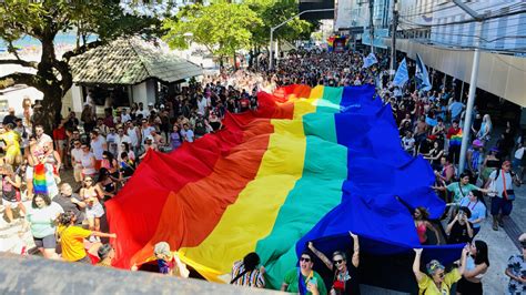 Marcha pela Diversidade leva 10 mil pessoas à Avenida Atlântica em