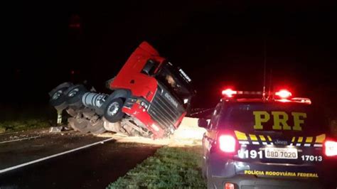 Caminhão tomba e interdita BR 376 entre Curitiba e Ponta Grossa RÁDIO FM