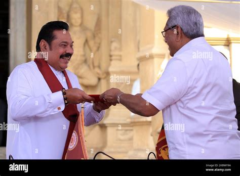 Der Präsident Sri Lankas Gotabaya Rajapaksa übergibt