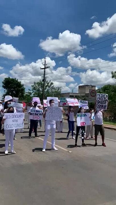 Vídeo Estudantes de medicina da UnB no DF protestam pela volta às