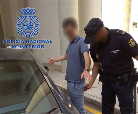 Detenidos dos jóvenes por asaltar varias viviendas en Elche tras ser