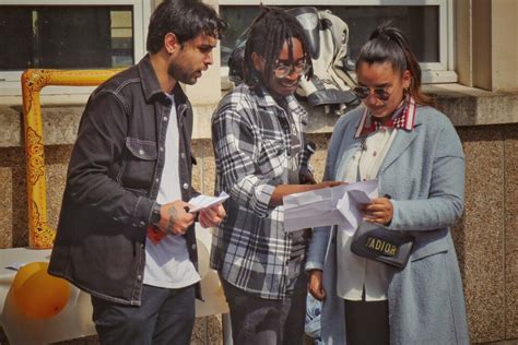 Cinq ans après ils se retrouvent dans leur ancien lycée à Rouen T