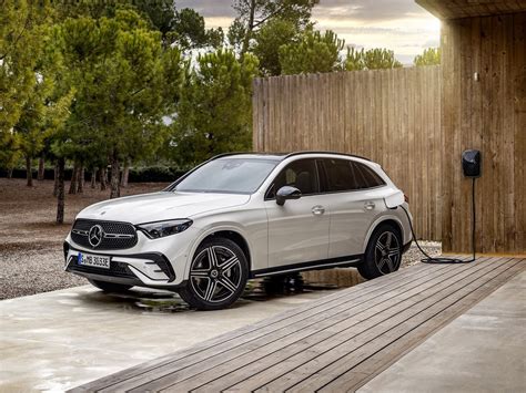 2025 Mercedes-Benz GLC Plug-in Hybrid SUV Preview