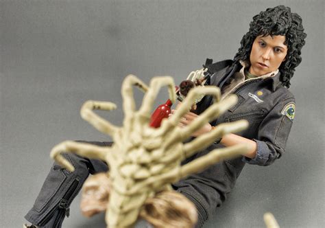 Ripley fighting a face hugger... : hottoys