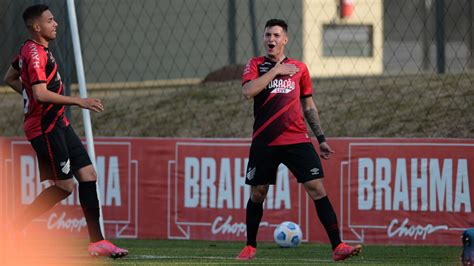 Athletico PR vence Atlético MG em jogo de sete gols pelo Brasileirão