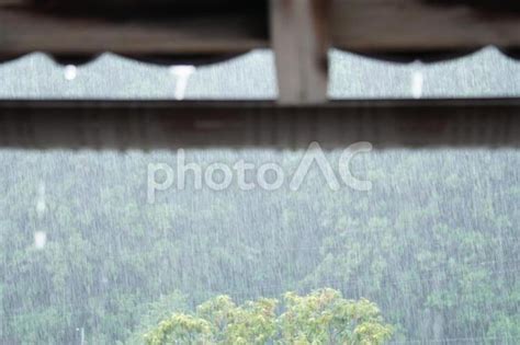 窓の外は土砂降りの雨 No 3867710｜写真素材なら「写真ac」無料（フリー）ダウンロードok