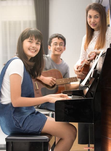 Tres Personas Madre De Familia Asi Tica Hijo E Hija Tocando M Sica