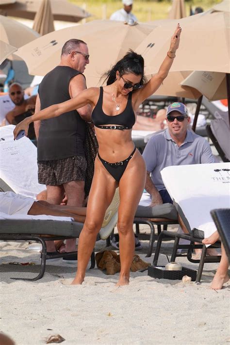 Metisha Schaefer In A Black Bikini On The Beach In Miami Celeb Donut