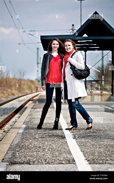 Mujer De Los 50 En Una Plataforma De Tren Fotografías E Imágenes De Alta Resolución Alamy