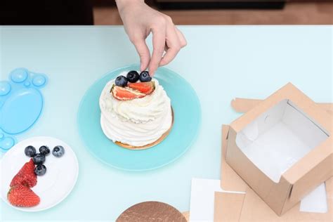 Mujer Pastelera En Casa Haciendo Los Toques Finales Para El Pastel De