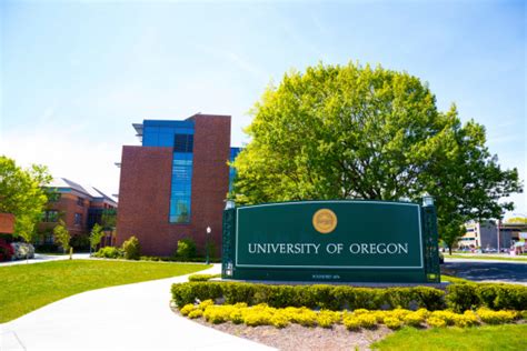 El Campus De La Universidad De Oregon Señal De Entrada Foto De Stock Y