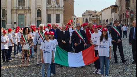 Mantova 2 giugno il tricolore sfila tra le vie della città Folla al