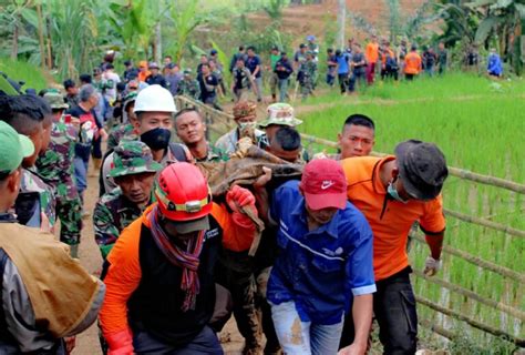 Longsor Timbun Sinarresmi Tim Kemanusiaan Dompet Dhuafa Langsung