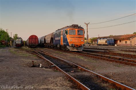 In Valea Lui Mihai Wartet 60 0840 Mit Einem Getreidezug Au Flickr