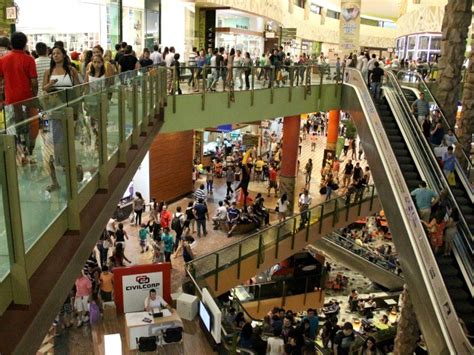 G1 Lojas do Centro e shoppings de Manaus mudam horário no carnaval