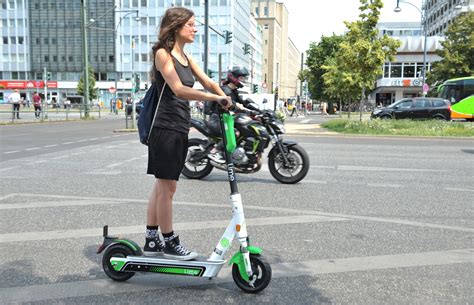 E Scooter Selbstversuch auf den Straßen Berlins