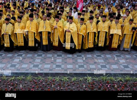 Los Clérigos Participan En Una Ceremonia Festiva Que Conmemora El