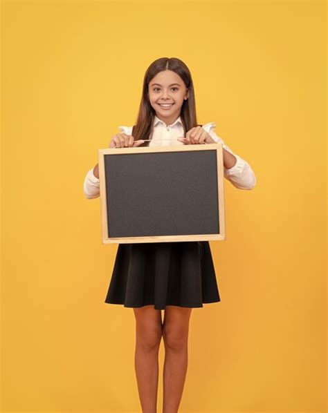 Una Adolescente Feliz Sostiene Una Publicidad Infantil En La Pizarra De