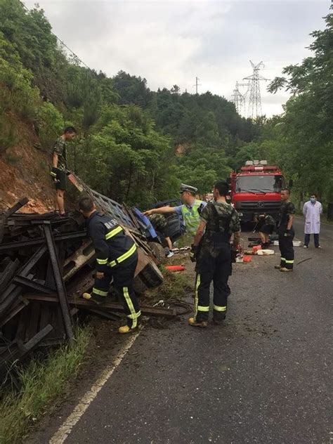 祸从“货”起，货车严重超载侧翻，驾驶员险丢性命 搜狐汽车 搜狐网