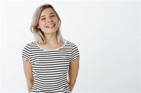 Jolie Fille Blonde Qui Pose En Studio Photo Gratuite