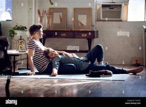 Couple gay assis sur le sol Banque de photographies et dimages à haute résolution Alamy