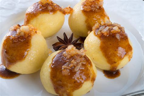 Bolas De Masa Hervida De La Patata Con Un Relleno De La Carne Imagen De