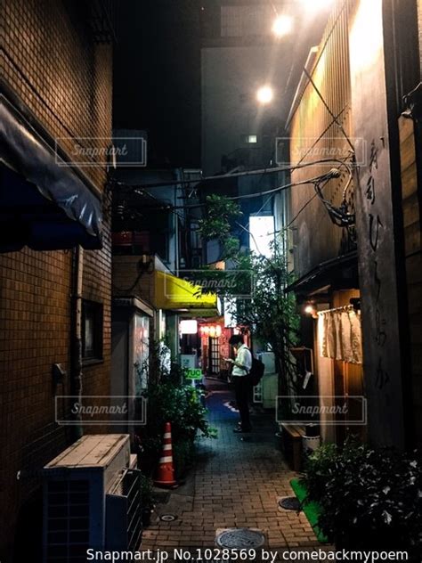 夜の裏路地の写真・画像素材[1028569] Snapmart（スナップマート）