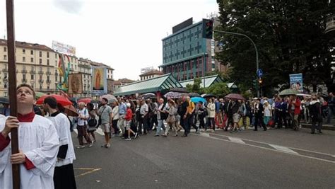 A Milano la processione contro il gay pride Omosessualità è il Diavolo