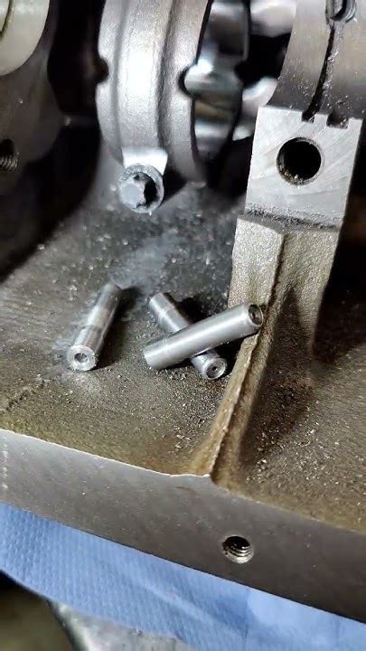 Как льют масляные форсунки системы охлаждения поршней - YouTube