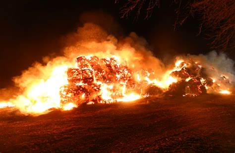 Rund Heuballen In Flammen Landwirt Unterst Tzt Feuerwehr