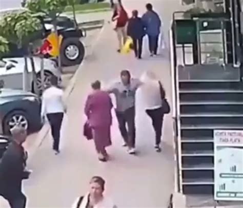 V Deo Un Loco Golpea A Dos Mujeres En La Calle Tu Que Har S Raza