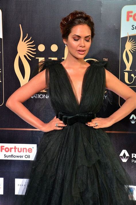 Esha Gupta Looks Super Sexy In Black Dress At The Iifa Utsavam Awards