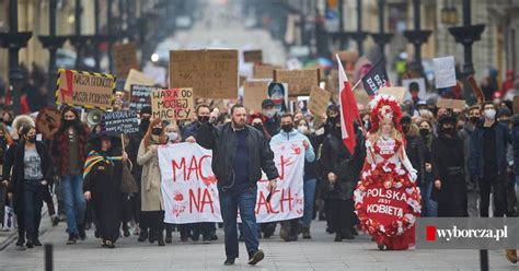 Co zrobić jeśli podczas Strajku Kobiet zatrzyma cię policja W sobotę