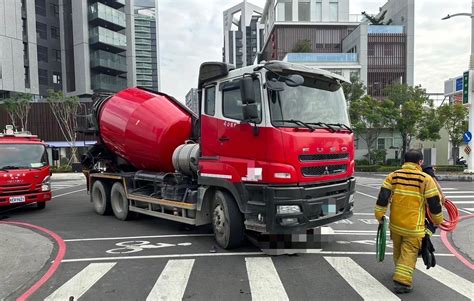 快訊 高雄驚悚車禍！7旬老翁遭水泥預拌車捲入輪下「肢體變形」 命危搶救中 中天新聞網