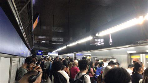 Lentidão na Linha Azul do Metrô de SP causa superlotação em estações