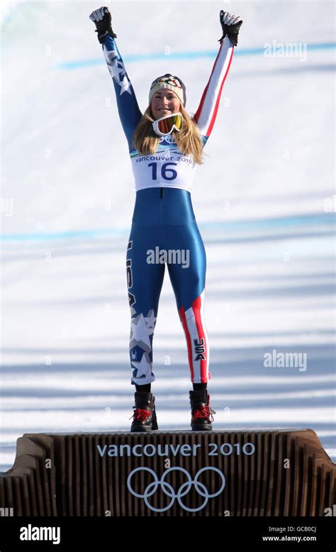 Usas Lindsey Vonn Celebrates At The Flower Ceremony After Winning The