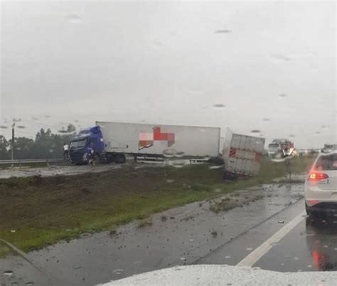 Caminhoneiro Tem Mal S Bito E Perde O Controle Da Dire O