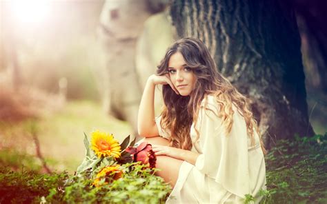 Sunlight Women Outdoors Women Model Looking At Viewer Grass