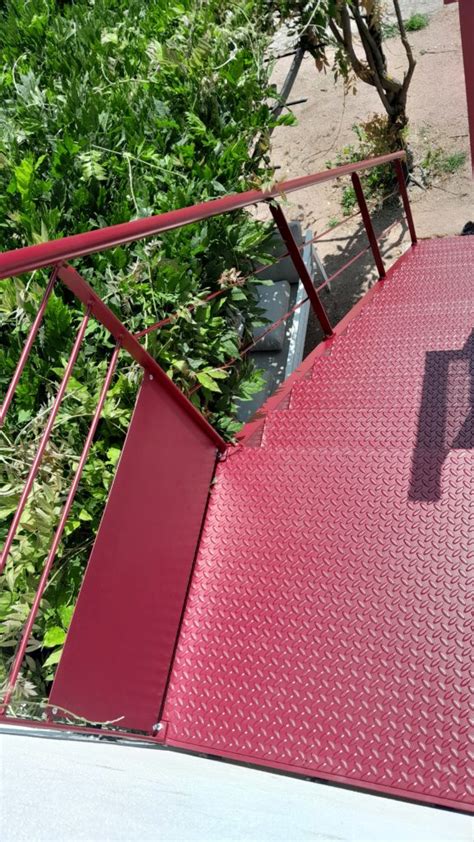 Escalier extérieur tôles larmées Gwen le féru