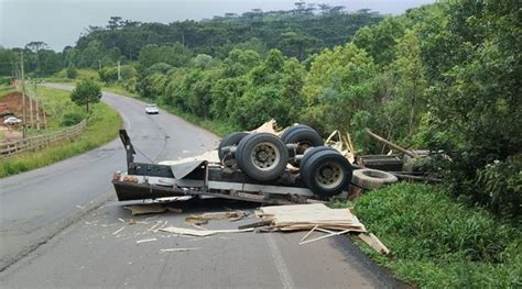 Caminhão sai da pista e capota na SC 350 Éder Luiz Notícias