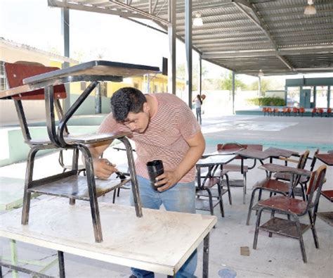 Y Reparan Pupitres De Estudiantes La Tarde