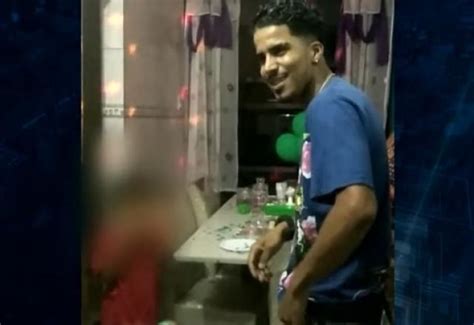 Jovem negro morre atingido por tiros no Complexo da Maré no Rio