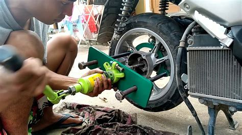 Alat Treker Pelepas Roda Belakang Motor Matic Youtube