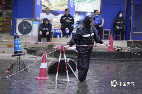 强降雨突袭广西钦州 城区部分路段积水严重阻碍交通 图片频道