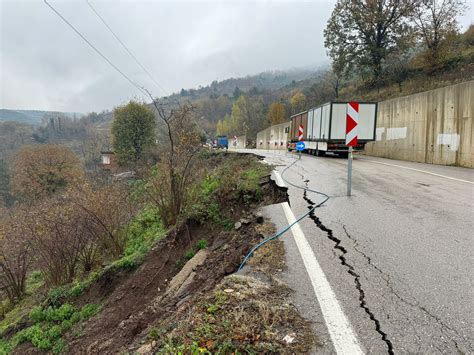 Kara Yolunda Heyelan Ulaşım Tek Şeritten Sağlanıyor