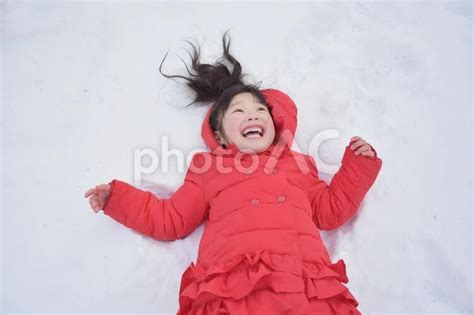 雪の上に寝転ぶ子供 No 344343｜写真素材なら「写真ac」無料（フリー）ダウンロードok