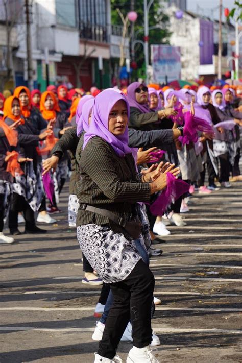 Indonesian Do a Flash Mob Traditional Dance To Celebrate National ...