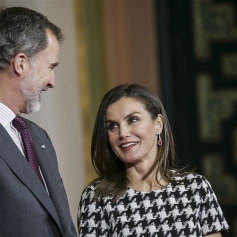 Los Reyes Felipe Y Letizia Muy Cómplices En La Entrega De Las Medallas